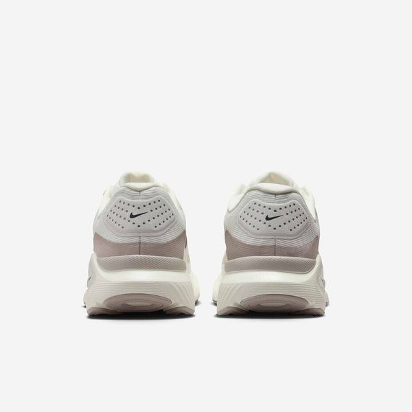 Chaussures de running blanches Nike à design graphique “RUN”