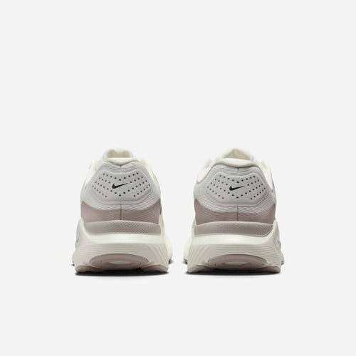 Chaussures de running blanches Nike à design graphique “RUN”