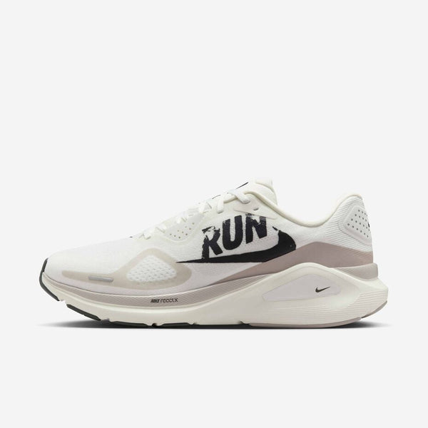 Chaussures de running blanches Nike à design graphique “RUN”