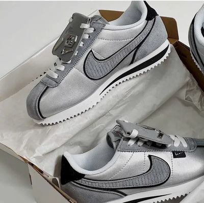 Nike Cortez « All Petals United » en argent métallisé.