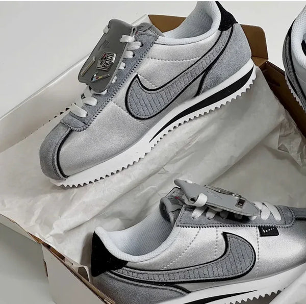 Nike Cortez « All Petals United » en argent métallisé.