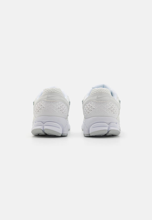 Nike Zoom Spiridon White Chrome – Élégance & Confort Premium