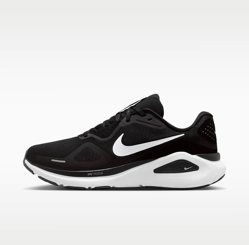 Chaussures de running noir Nike à design graphique “RUN”