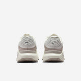 Chaussures de running blanches Nike à design graphique “RUN”