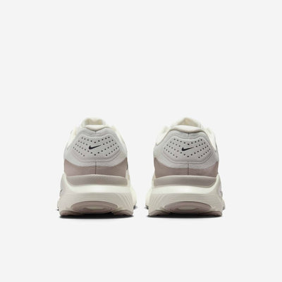 Chaussures de running blanches Nike à design graphique “RUN”