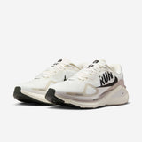 Chaussures de running blanches Nike à design graphique “RUN”