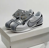 Nike Cortez « All Petals United » en argent métallisé.