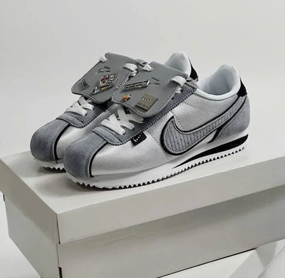 Nike Cortez « All Petals United » en argent métallisé.