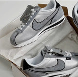 Nike Cortez « All Petals United » en argent métallisé.