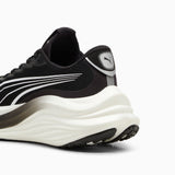 Puma Velocity Nitro 4 en noir et argenté.