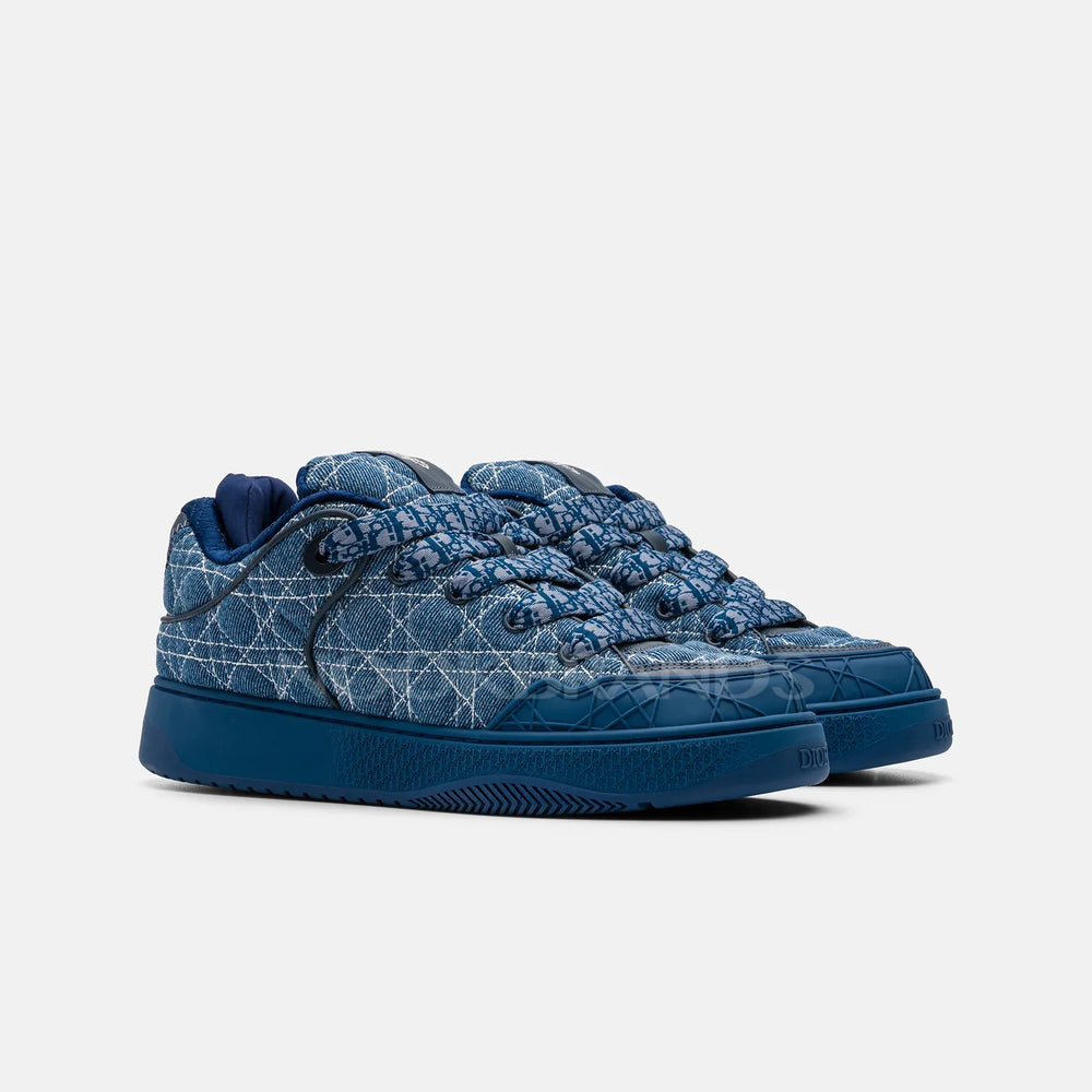 Christian Dior B9S Skater en denim bleu avec le motif Kumo Cannage.