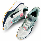Nike Pegasus Trail 5 – Gris Clair / Blanc / Vert Sauge